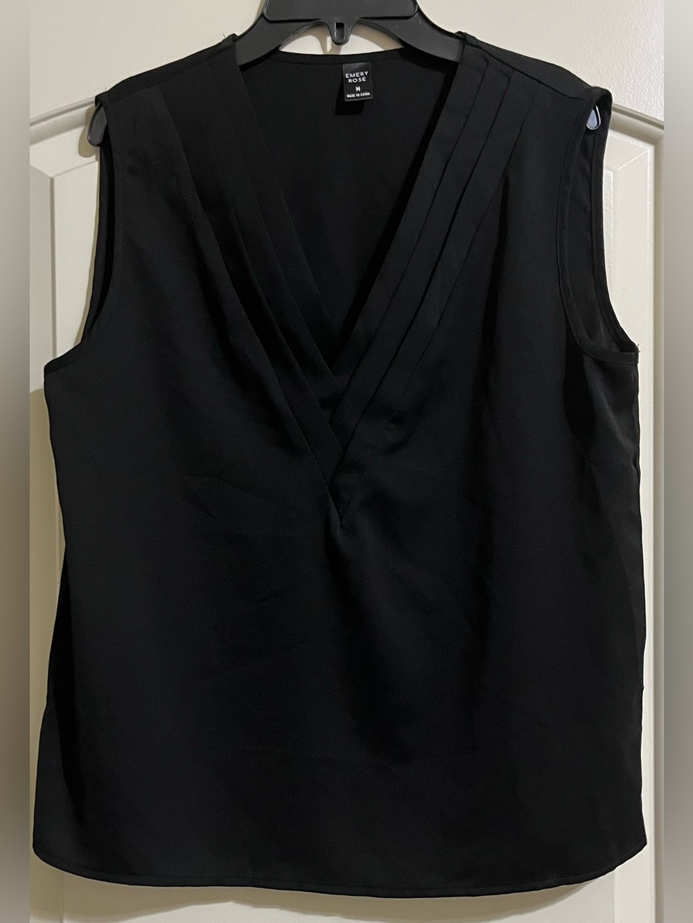 Emery Rose Women’s Black Pleated V-Neck Sleeveless Top Blouse Size Medium